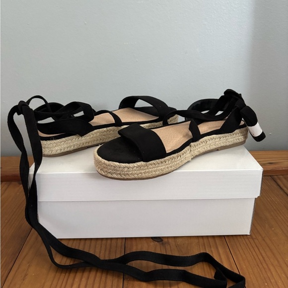 PrettyLittleThing Black Espadrille Flats Wrap-Around Tie Shoes Size 7 New - Picture 1 of 10